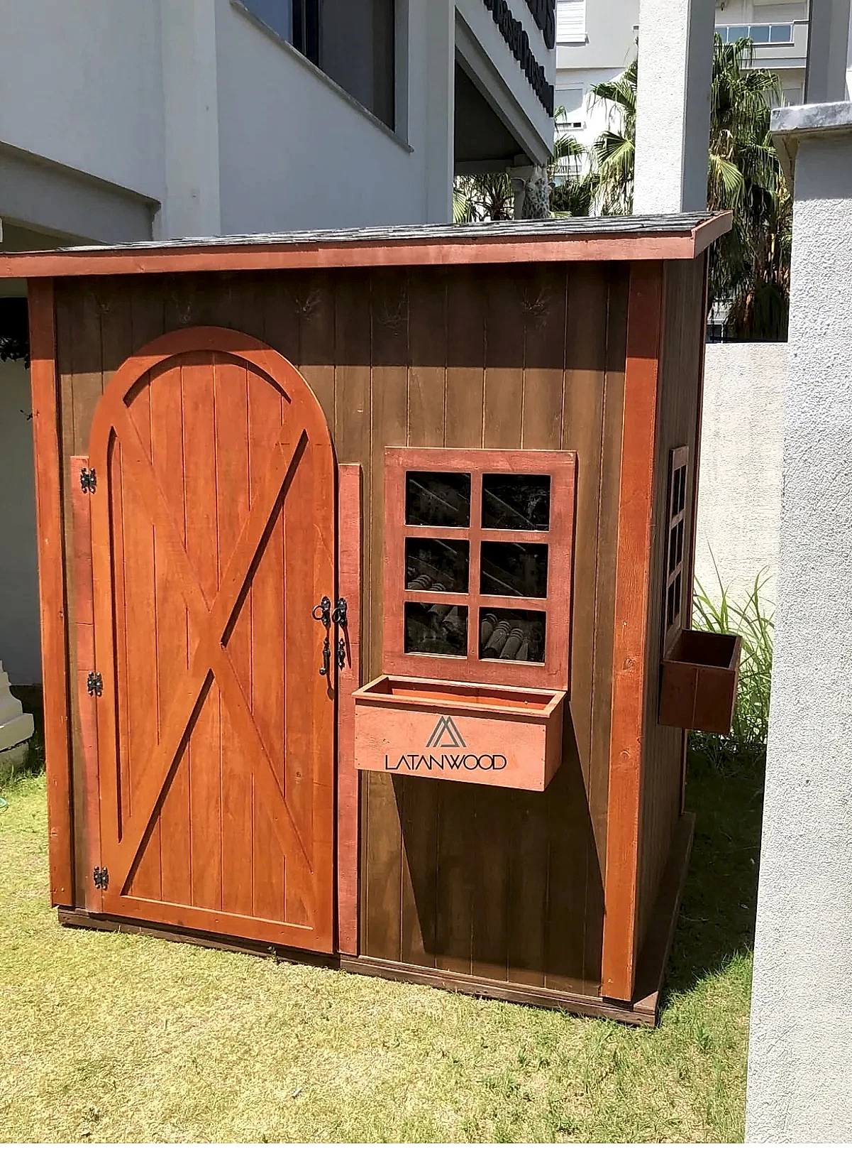 Dayanıklı ahşap bahçe kulübesi yan cephe görünümü