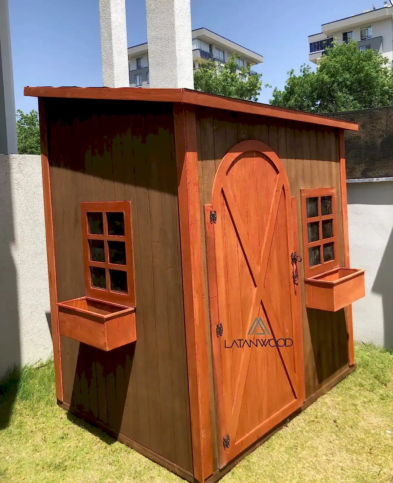 Ahşap çiçeklikli bahçe depolama kulübesi ön görünüm