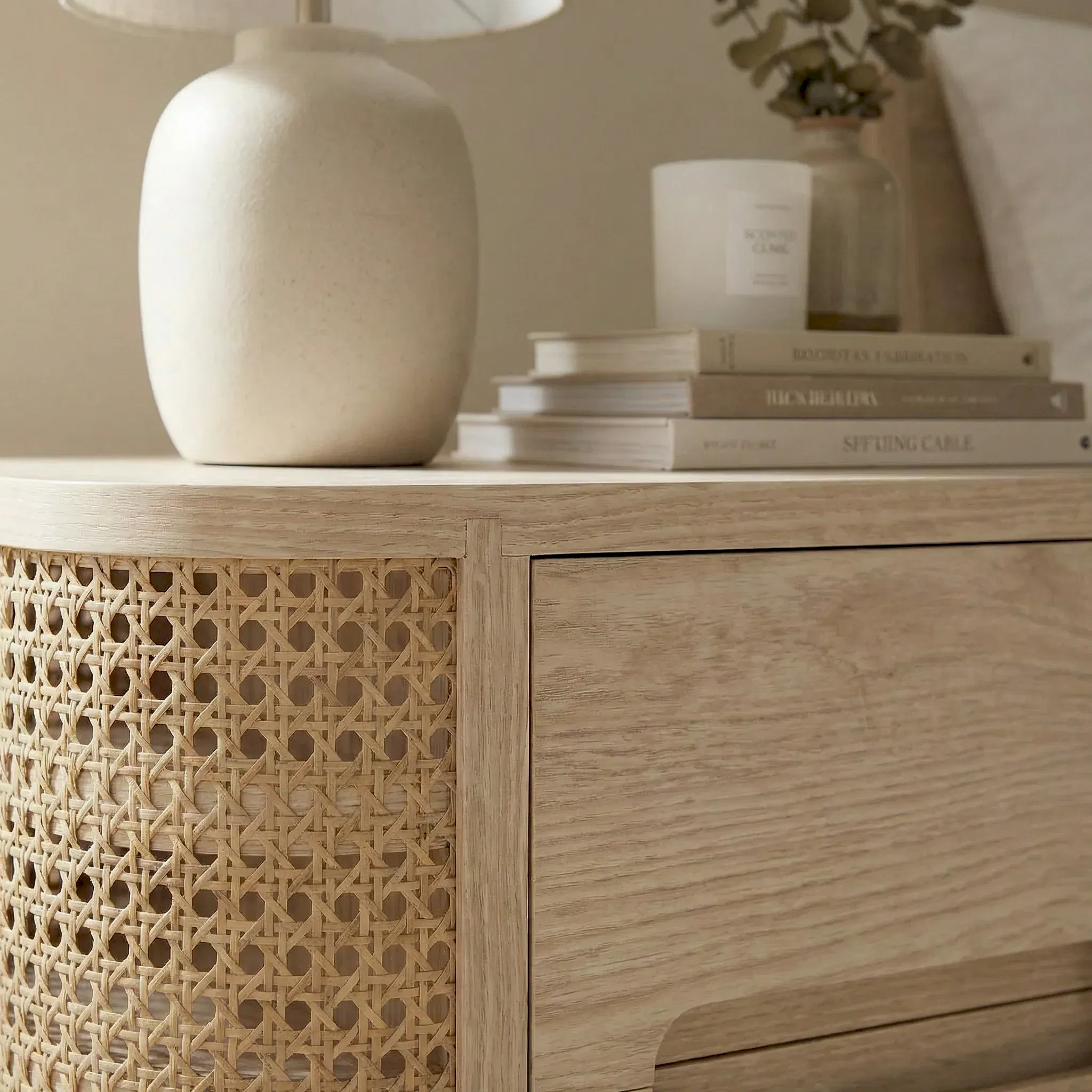 Athena Hazeranlı Komodin