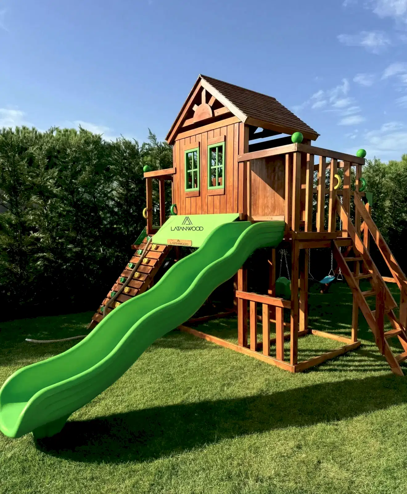 Ahşap oyun parkı, yeşil kaydırak ve tırmanma duvarı ile bahçede çocuklar için güvenli eğlence alanı – Latanwood